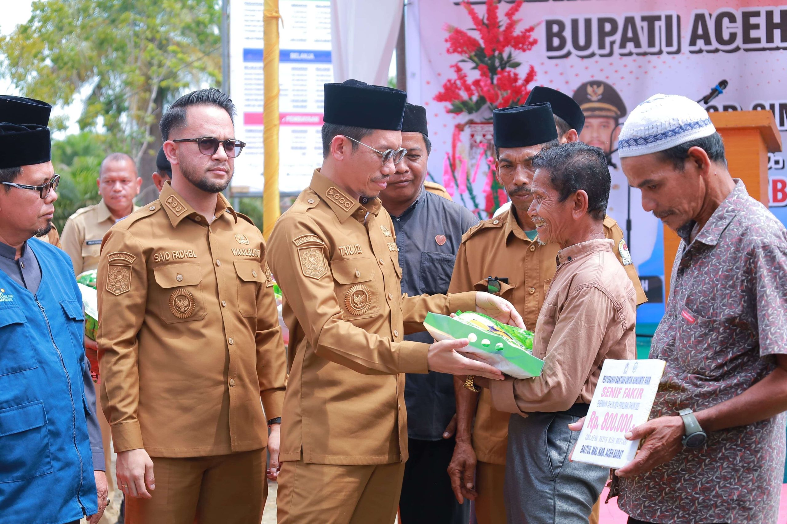 Bupati Aceh Barat menyerahkan bantuan secara simbolis kepada masyarakat saat program Sehari Berkantor di Teumarom, Woyla. (Foto: RRI)