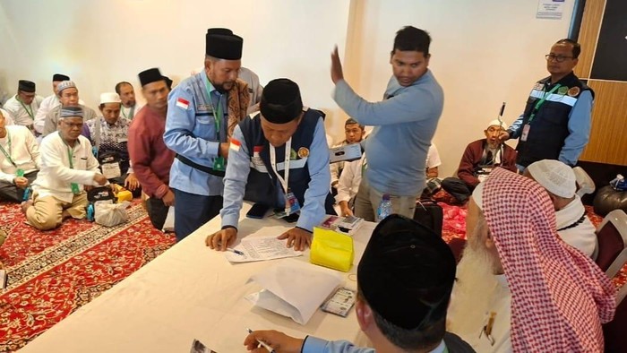 Jemaah Haji Aceh Terima Wakaf 2.000 Riyal dari Baitul Asyi. (Foto: Detik.com)