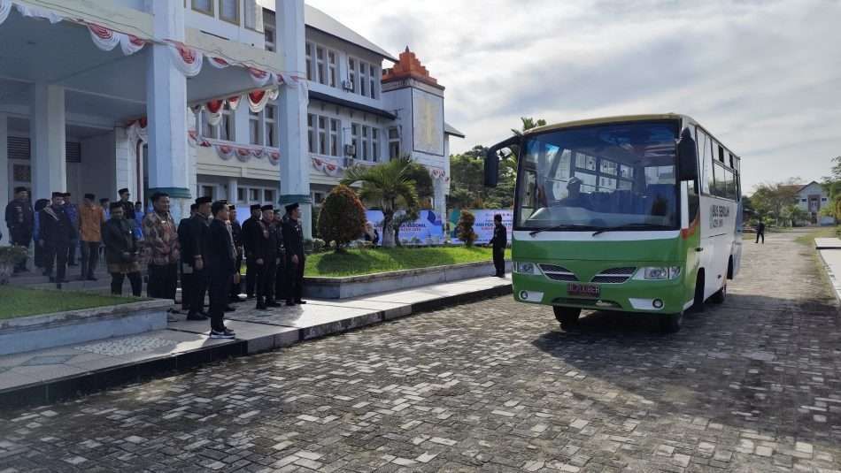 Hadiah Hardiknas 2025, Pelajar Aceh Jaya Nikmati Layanan Bus Sekolah Gratis. (Foto: MC Aceh Jaya)