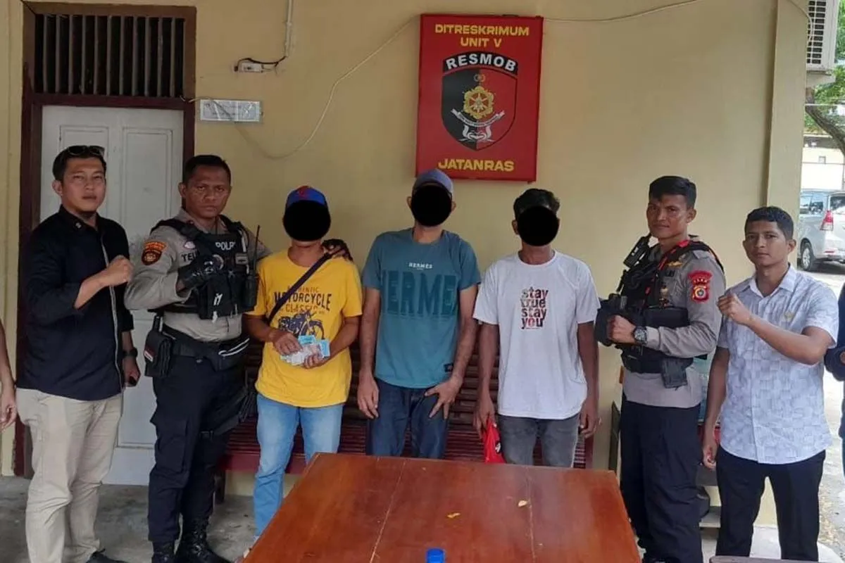 Satgas Ops Premanisme Polda Aceh bersama tiga terduga pelaku pungli yang diamankan di Banda Aceh. (Foto: Bidhumas Polda Aceh)