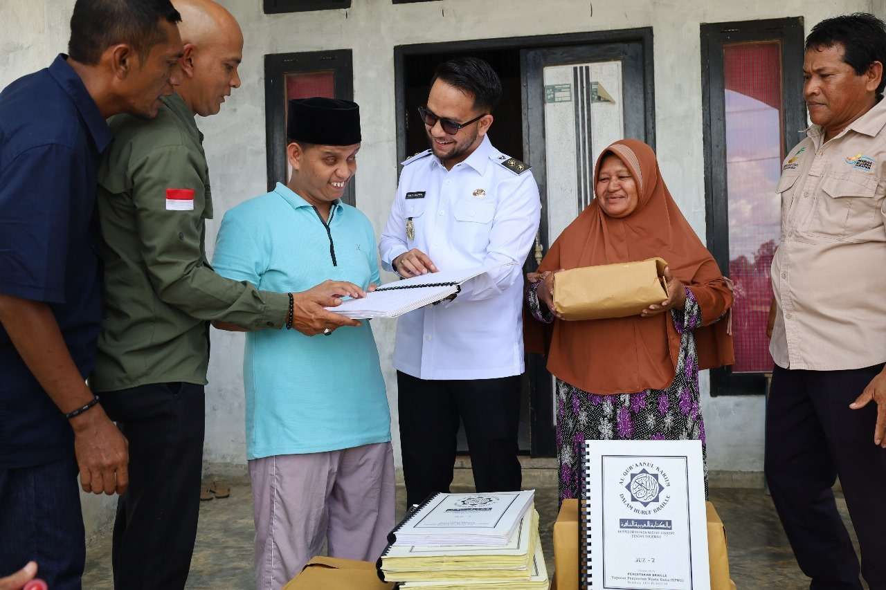 Wakil Bupati Aceh Barat Bantu Penyandang Disabilitas Netra dengan Al-Qur’an Braille