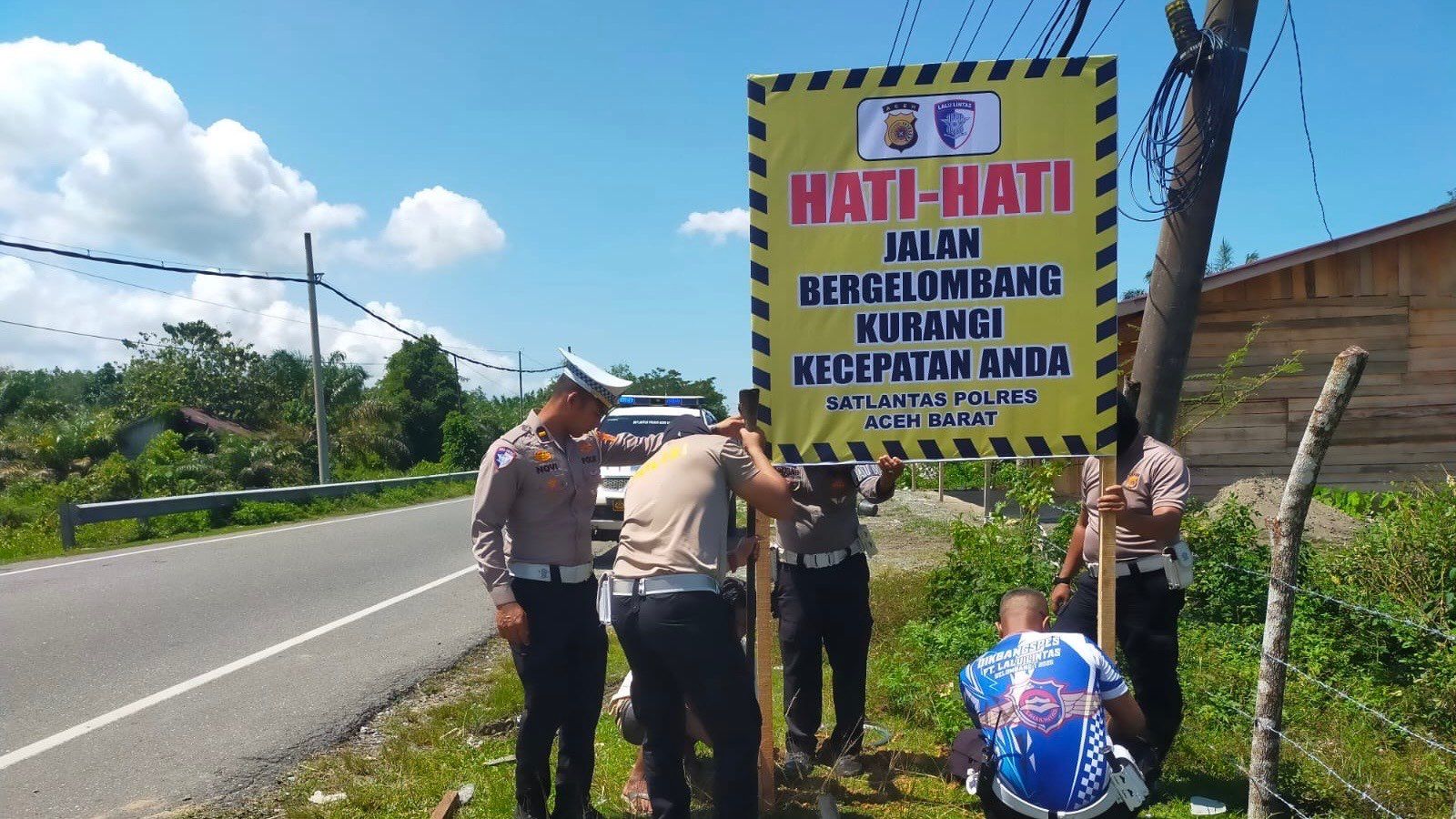 Satlantas Aceh Barat Pasang Spanduk di Titik Rawan Kecelakaan. (Foto: Polres Aceh Barat)