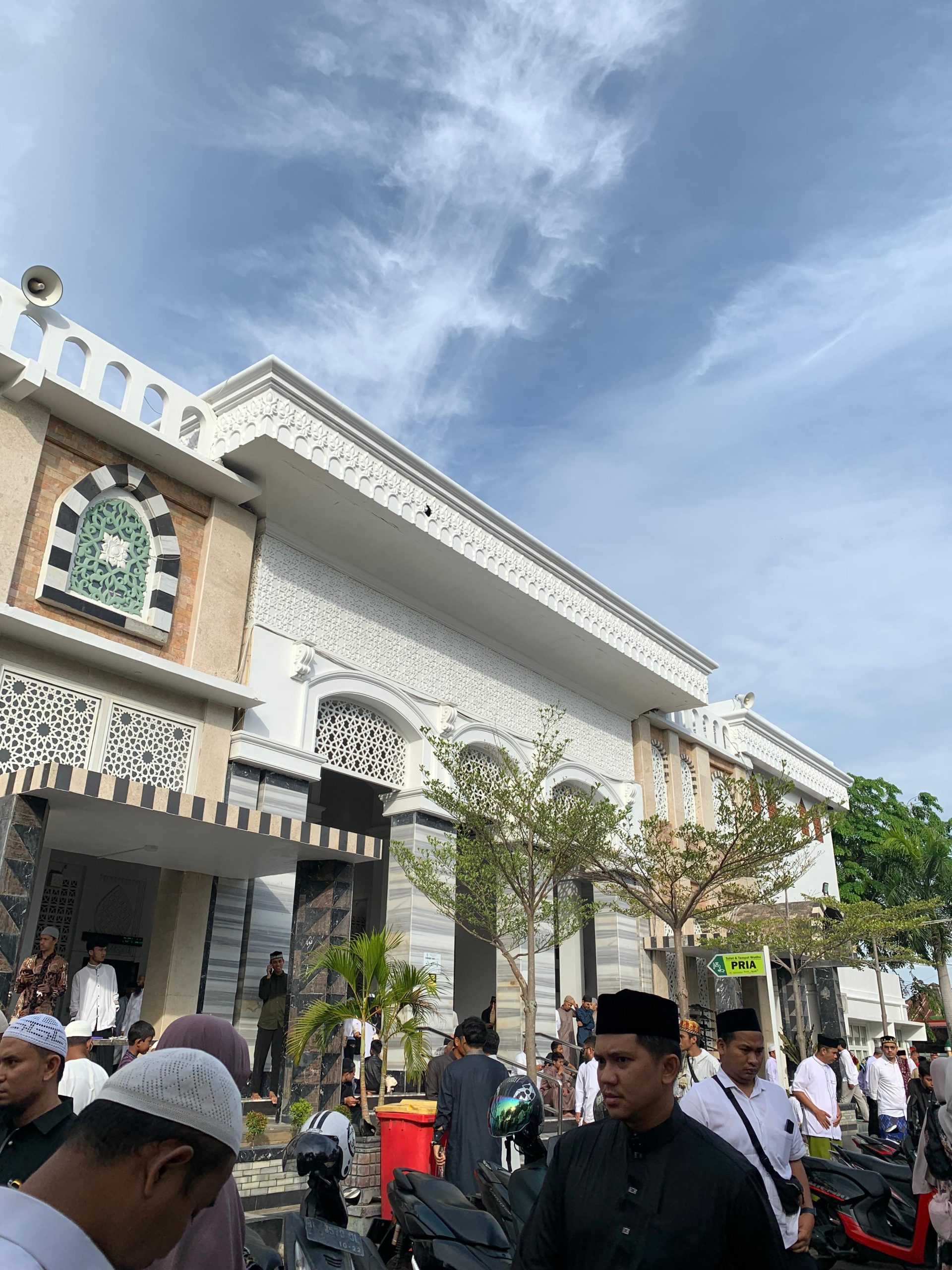 Ribuan jemaah memadati Masjid Oman Al-Makmur, Kampung Bandar Baru, Banda Aceh, untuk melaksanakan Salat Idul Adha 1446 Hijriah yang jatuh pada Jumat (6/6/2025). (Foto: Nukilan)