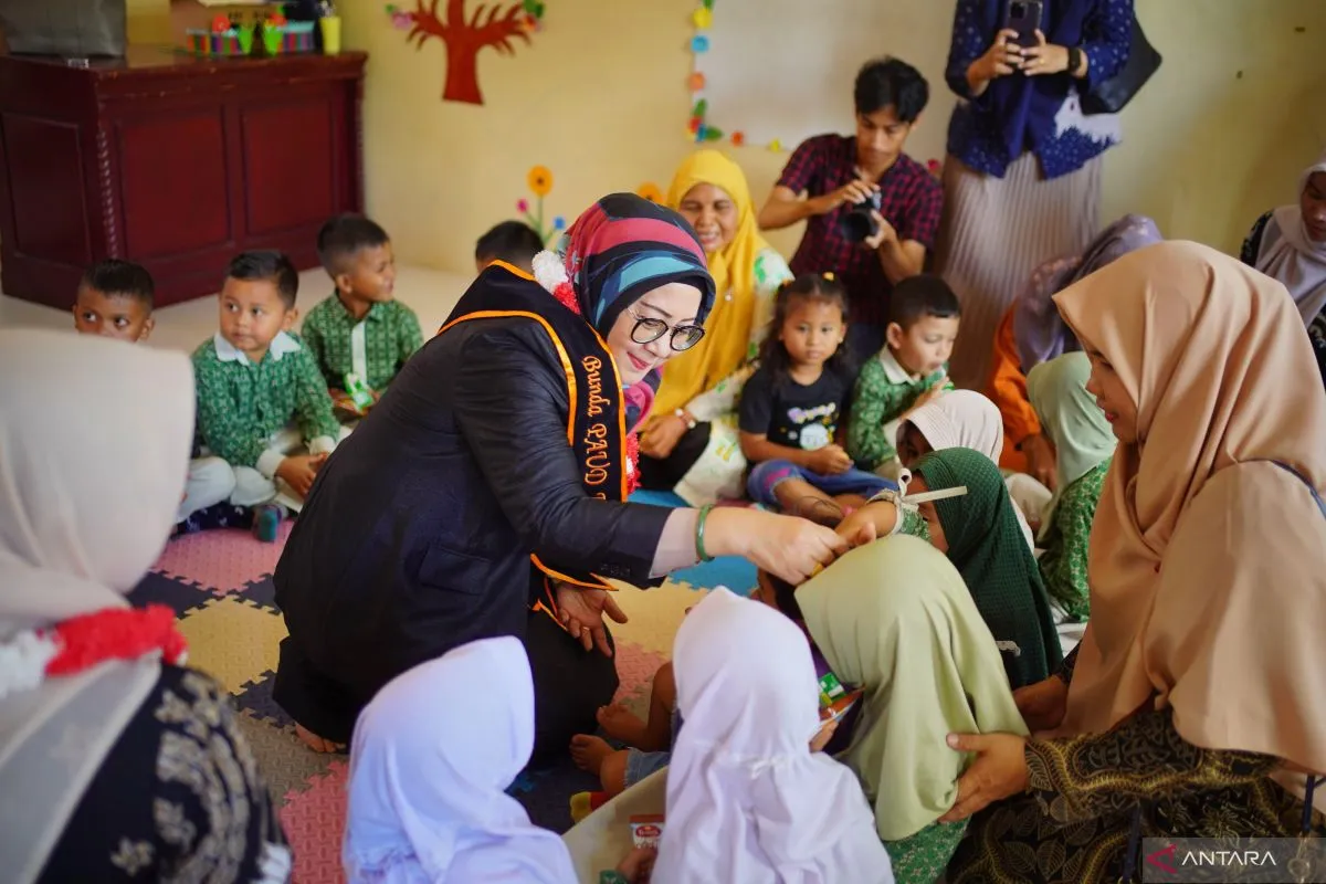 Bunda PAUD Nagan Raya, Aceh, Cut Inda Ratna Safriati bermain bersama sejumlah anak-anak usia dini di Kompleks Perkantoran Suka Makmue, Jumat (20/6/2025). (Foto: ANTARA)