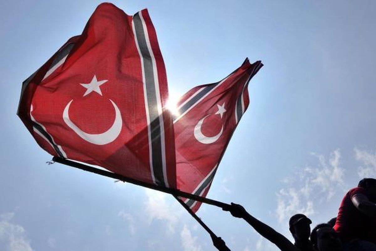 Warga pendukung Qanun Bendera dan Lambang Aceh membentangkan bendera di halaman gedung Dewan Perwakilan Rakyat Aceh, Banda Aceh, Aceh, Senin (1/4/2013). Mereka mendesak Pemerintah Pusat untuk tidak merevisi Qanun Bendera dan Lambang Aceh. (Foto: KOMPAS)