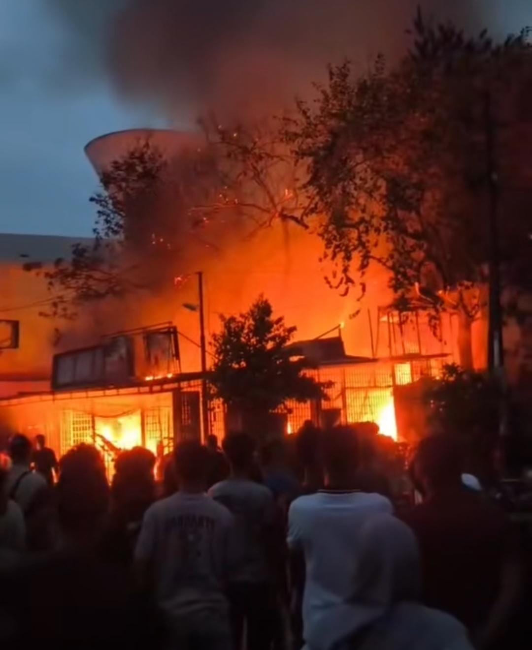Kebakaran Hanguskan Mini Market dan Rumah Kost di Limpok. (Foto: Nukilan)