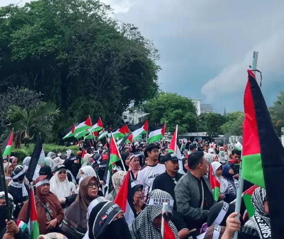 Ratusan Warga Banda Aceh Gelar Aksi Damai Dukung Palestina di Bundaran Simpang Lima. (Foto: Nukilan)