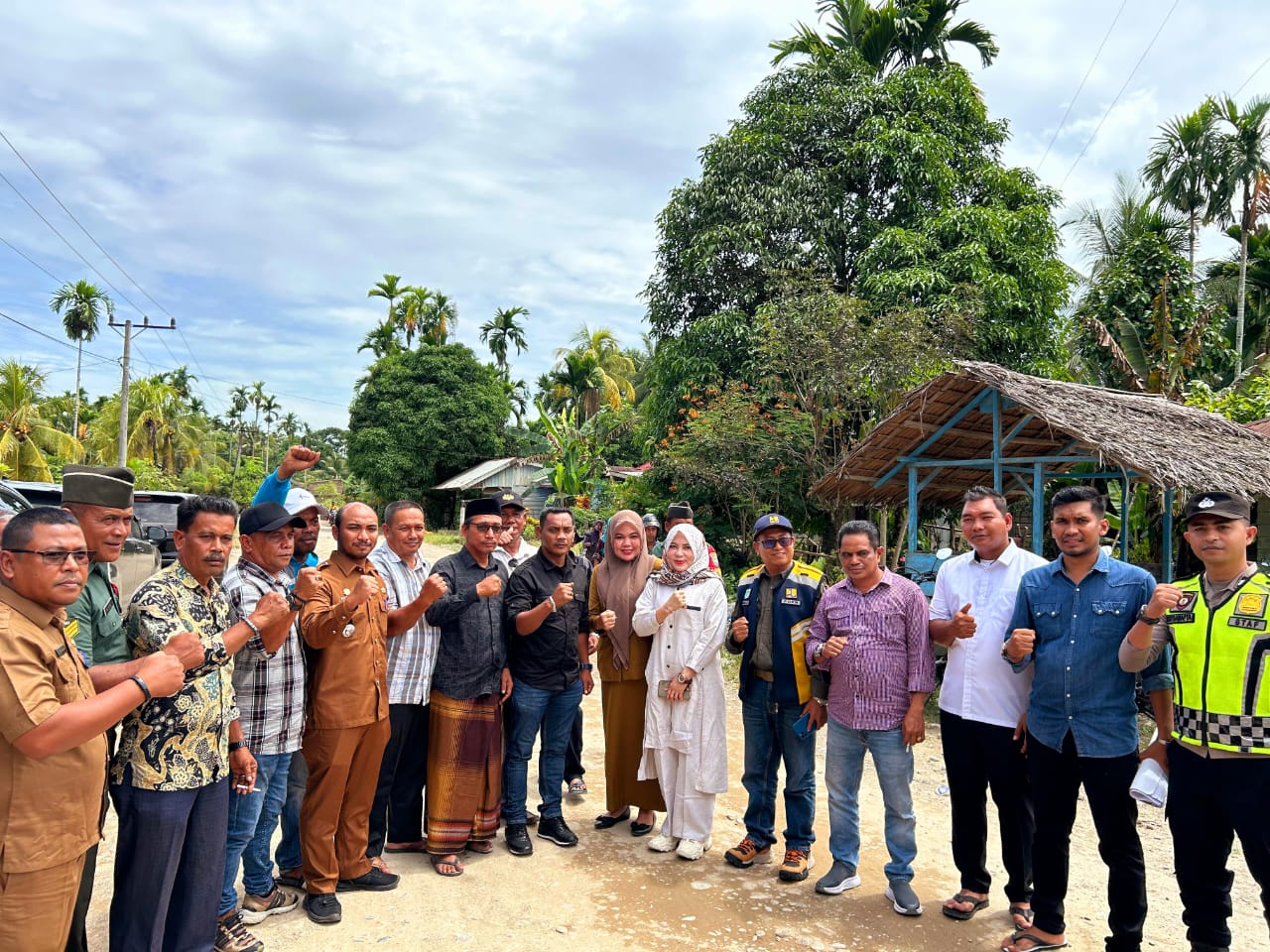 Bunda Salma Tinjau Jalan Rusak Paya Bakong-Pante Bahagia. (Foto: For Nukilan)