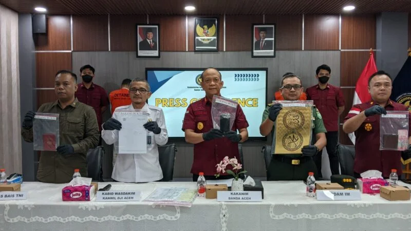 Konferensi Pers dua WNA di Kantor Imigrasi Kelas I TPI Banda Aceh, Selasa 24 Juni 2025. (Foto : NOA.co.id)