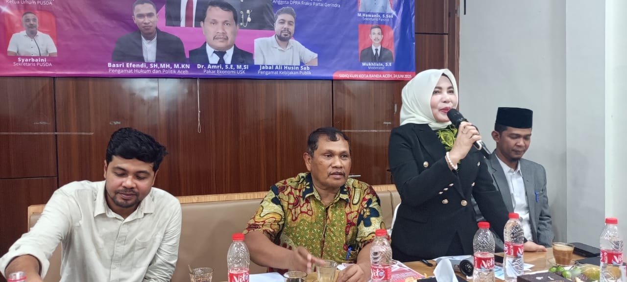 Anggota Komisi III DPRA, Bunda Salma, saat menghadiri diskusi publik yang digelar Pusat Studi Pemuda Aceh (PUSDA) bertajuk “Refleksi 100 Hari Kerja Pemerintah Aceh di Era Muallem-Dek Fadh”. (Foto: For Nukilan)