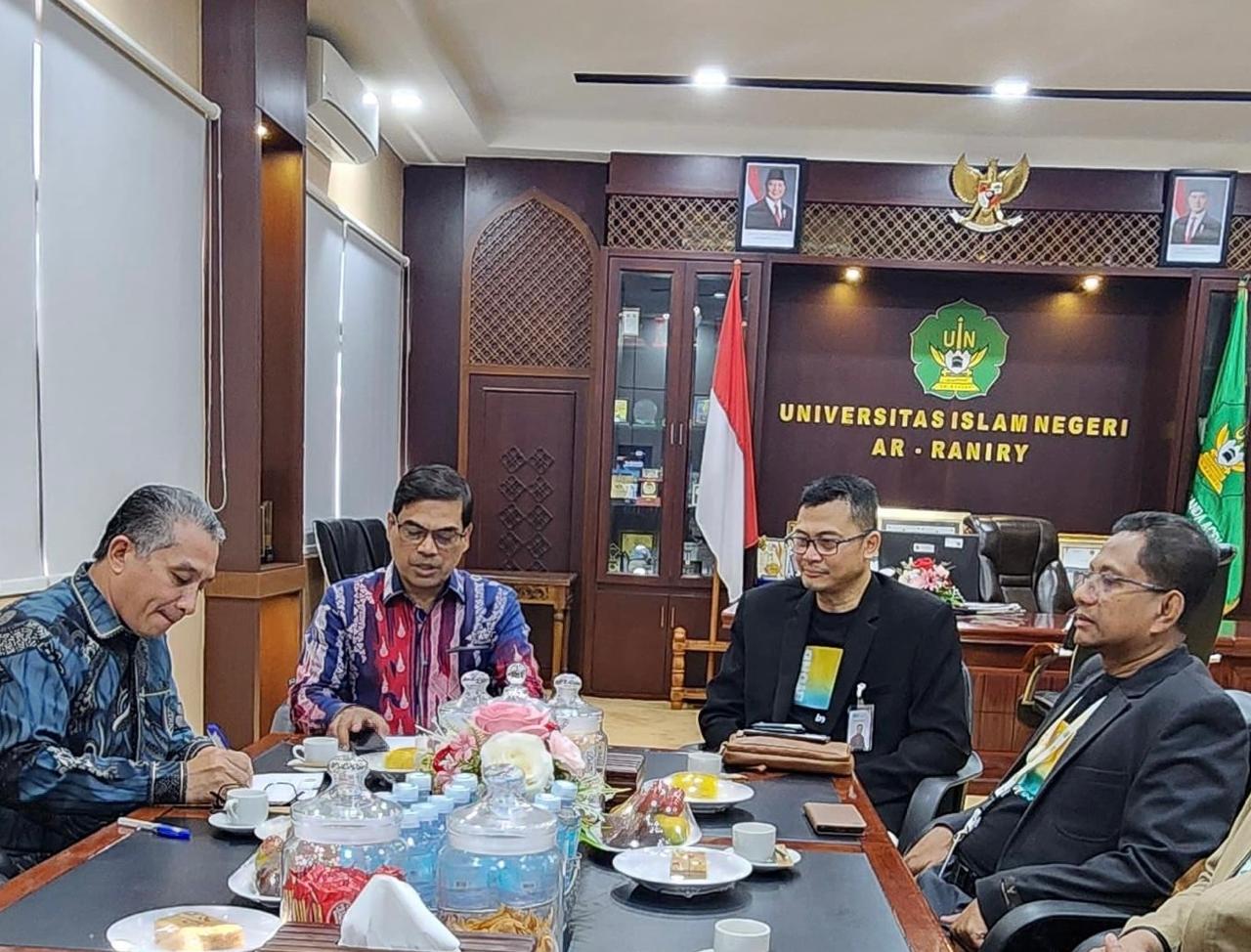 Bangun Kolaborasi Strategis, RCEO BSI Aceh Kunjungi Rektor UIN Ar-Raniry. (Foto: For NUKILAN)
