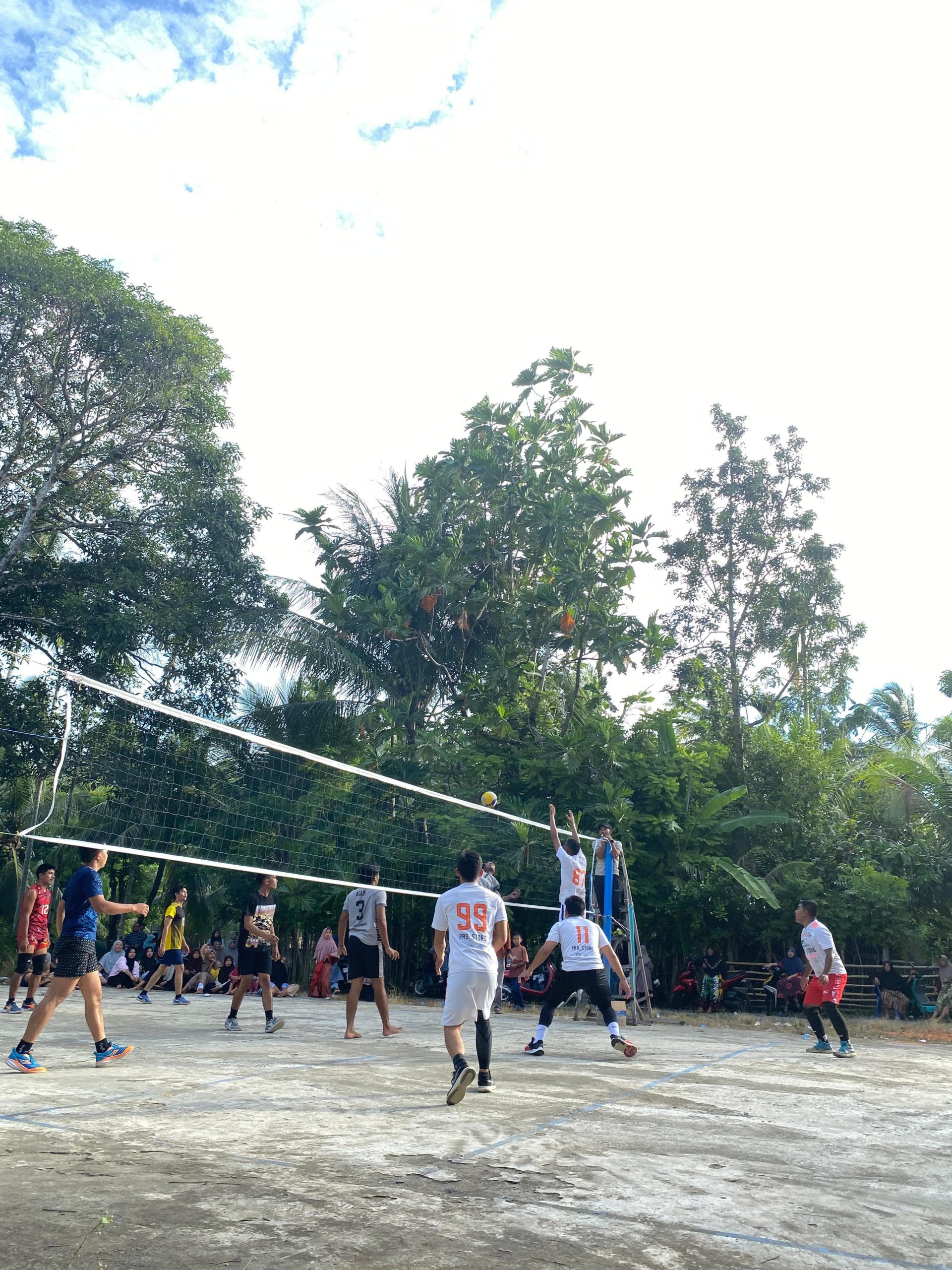 Pertandingan Bola Voli menjadi salah satu lomba di Pesta Rakyat Idul Adha di Gampong Sialang.(Foto: For Nukilan)