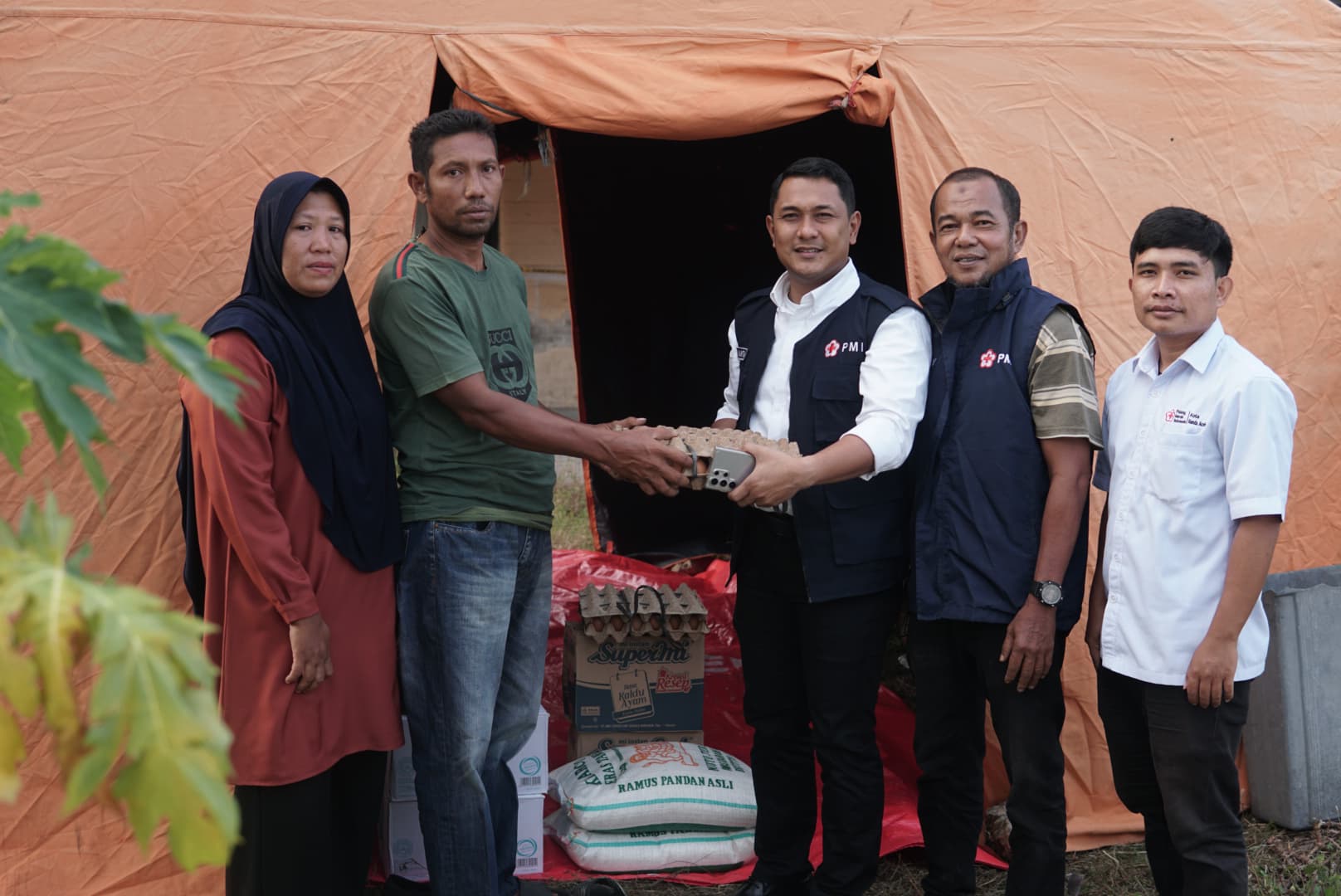 PMI Banda Aceh Salurkan Bantuan untuk Korban Kebakaran di Sukaramai. (Foto: For Nukilan)