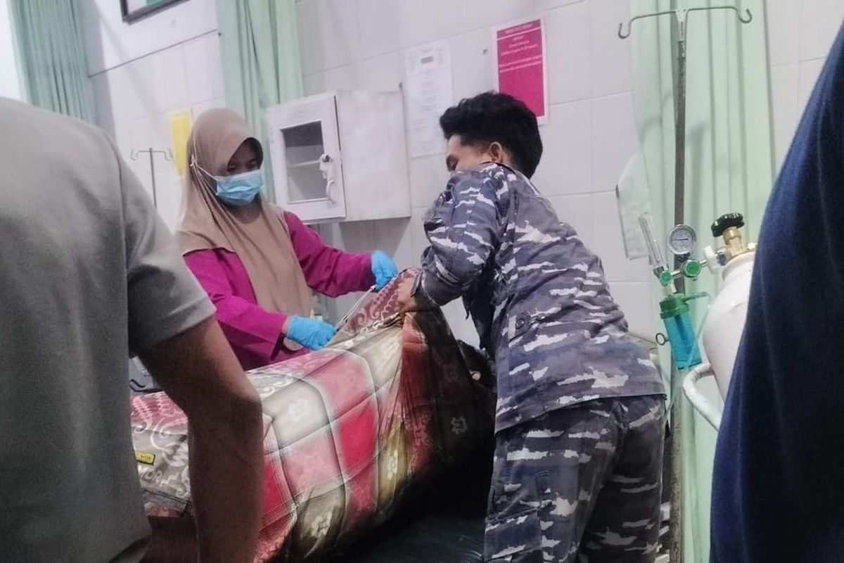 Prajurit TNI AL Selamatkan Warga Tenggelam di Perairan Aceh Selatan. (Foto: Kompas)