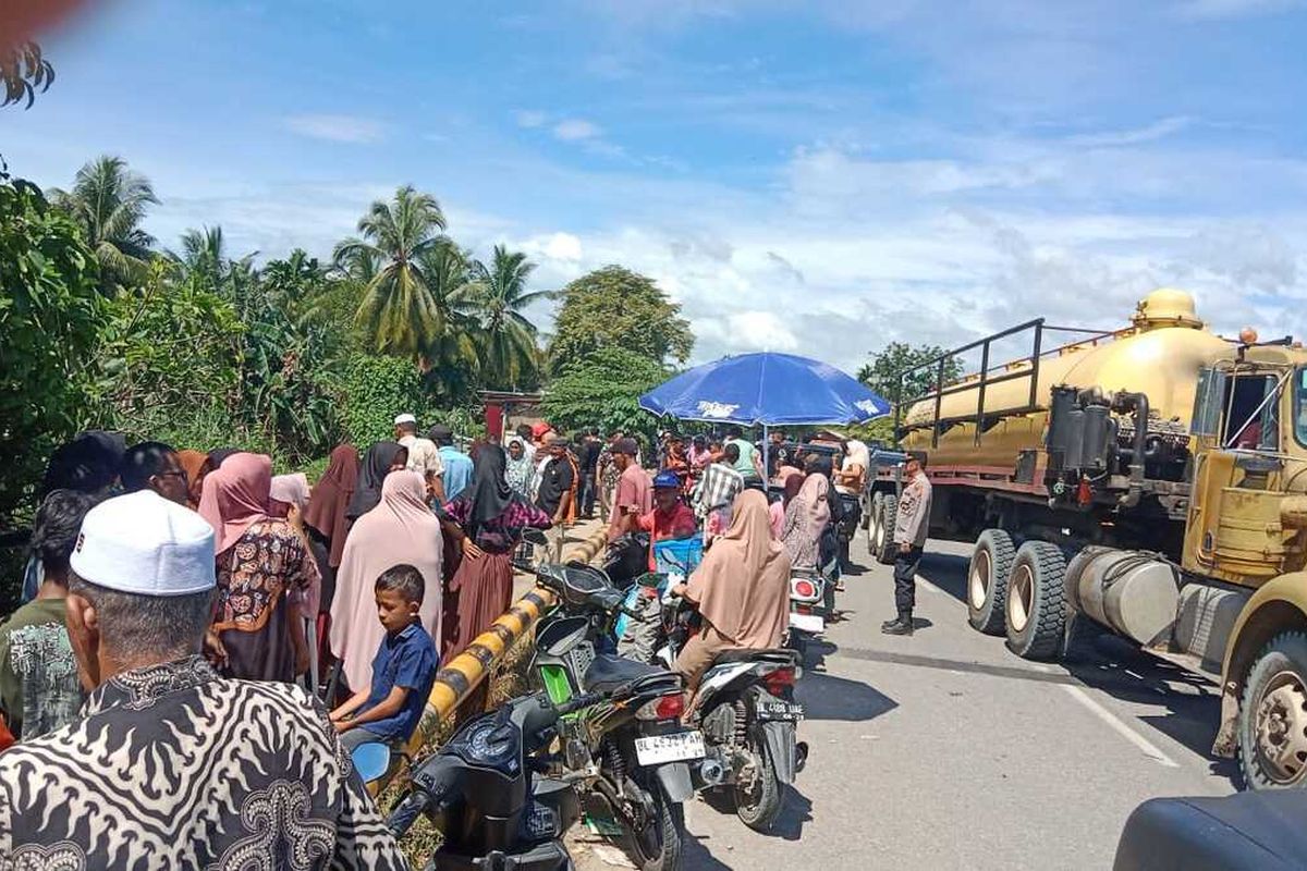 Pemuda Lompat ke Sungai di Aceh Utara. (Foto: Kompas.com)