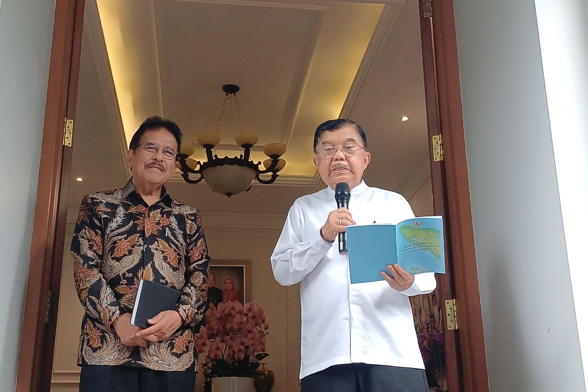 Wakil Presiden ke-10 dan 12 RI Jusuf Kalla (kanan) bersama Perwakilan Delegasi Indonesia dalam Perjanjian Helsinki Sofyan Djalil (kiri) saat ditemui di Jakarta Selatan, Jumat (13/6/2025).(Foto: KOMPAS.com/Tria Sutrisna)