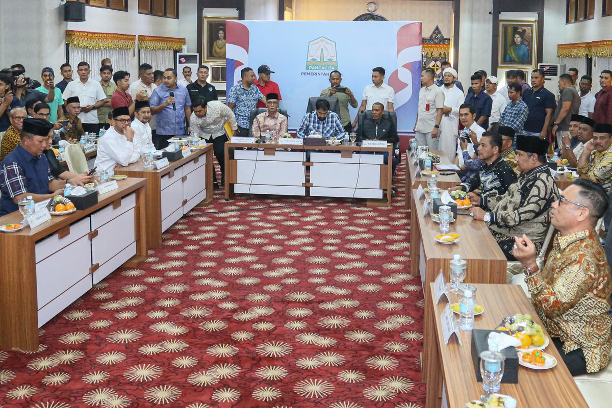 Forbes DPR-DPD RI asal Aceh melakukan pertemuan dengan gubernur Aceh, DPR Aceh, ulama, akademisi, hingga satuan kerja pemerintah kabupaten guna membahas sengketa empat pulau Aceh yakni Pulau Mangkir Gadang, Mangkir Ketek, Lipan, dan Pulau Panjang yang berdasarkan keputusan Menteri Dalam Negeri ditetapkan masuk ke dalam wilayah administratif Provinsi Sumatera Utara. (FOTO: ANTARA)