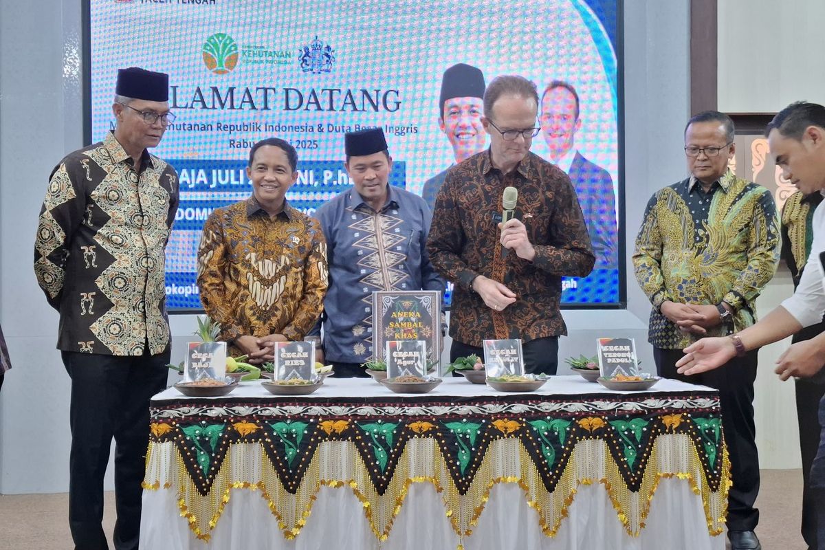 Duta Besar Inggris untuk Indoenesia Dominic Jermey mencicipi kuliner khas Aceh Tengah, Provinsi Aceh, Pendopo Bupati Aceh Tengah, Kamis (19/6/2025). (FOTO: KOMPAS.COM)