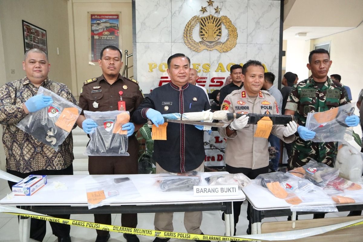 Polisi memperlihatkan AS, tersangka pembunuhan berantai di Mapolres Aceh Tenggara, Selasa (24/6/2025). (FOTO: POLRES ACEH TENGGARA)