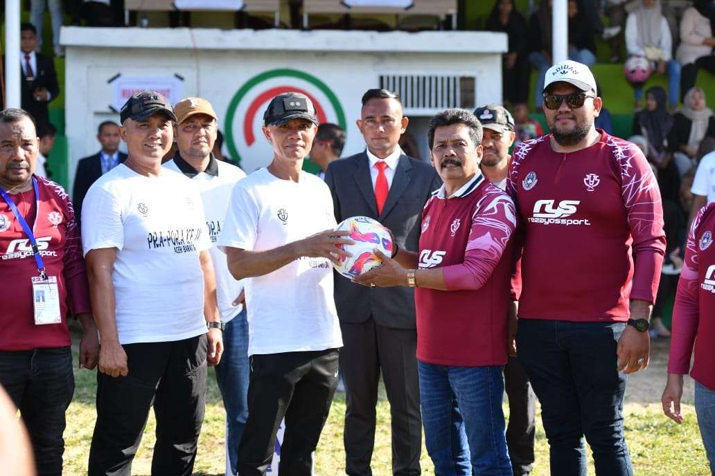 Ketua Asprov PSSI Aceh Nazir Adam menyerahkan bola kepada Wabup untuk menyerahkan kepada wasit Zulfikar yang memimpin laga perdana di Stadion Persada Blang Pidie, Rabu (25/06/2025) sore (Foto: Humas PSSI Aceh)