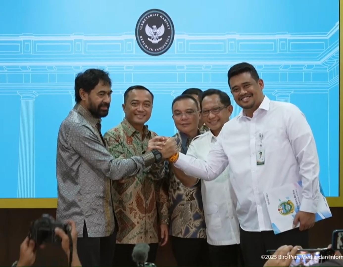 Momen Gubernur Aceh Bersalaman dengan Gubernur Sumut Usai Sengketa Empat Pulau Diselesaikan Presiden. (Foto: Tangkapan Layar)
