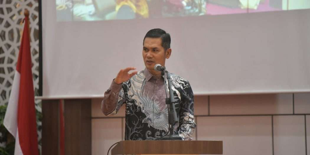 Plt. Sekda Aceh, M. Nasir, S.IP. MPA, menyampaikan sambutan pada Seminar Peningkatan Kualitas Pendidikan Aceh di Aula Dinas Pendidikan Aceh. (Foto: Disdik).