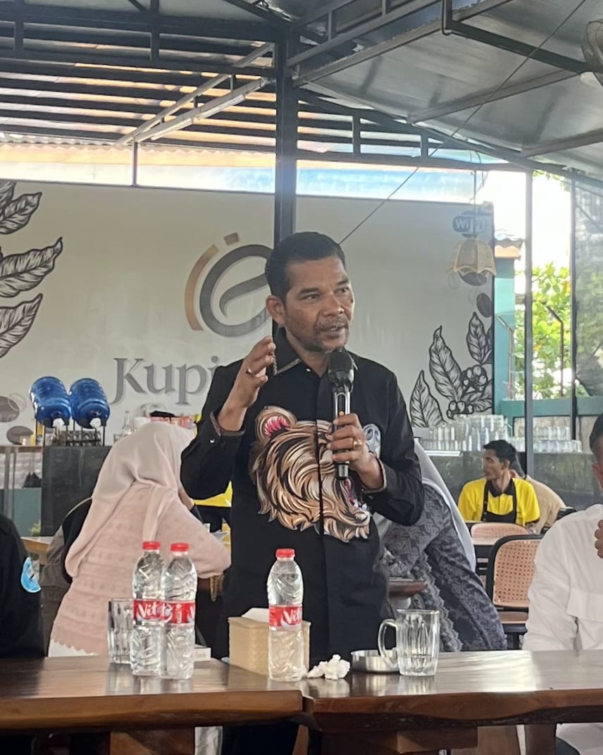 Anggota DPD RI asal Aceh, Azhari Cage, saat menjadi narasumber dalam diskusi publik yang digelar oleh Ruang Diskusi Publik. (Foto: Nukilan)