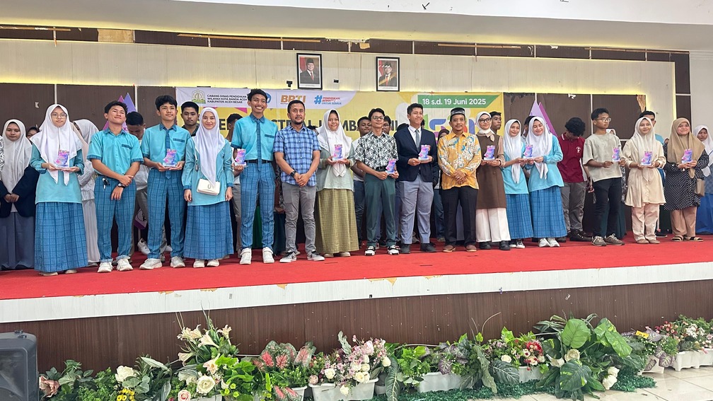 Para pemenang tangkai lomba FLS3N Banda Aceh dan Aceh Besar di kantor Cabang Dinas Pendidikan Wilayah Banda Aceh dan Aceh Besar, Lamlagang, Kecamatan Banda Raya, Banda Aceh, Kamis (19/6/2025). (Foto: Dok FLS3N)