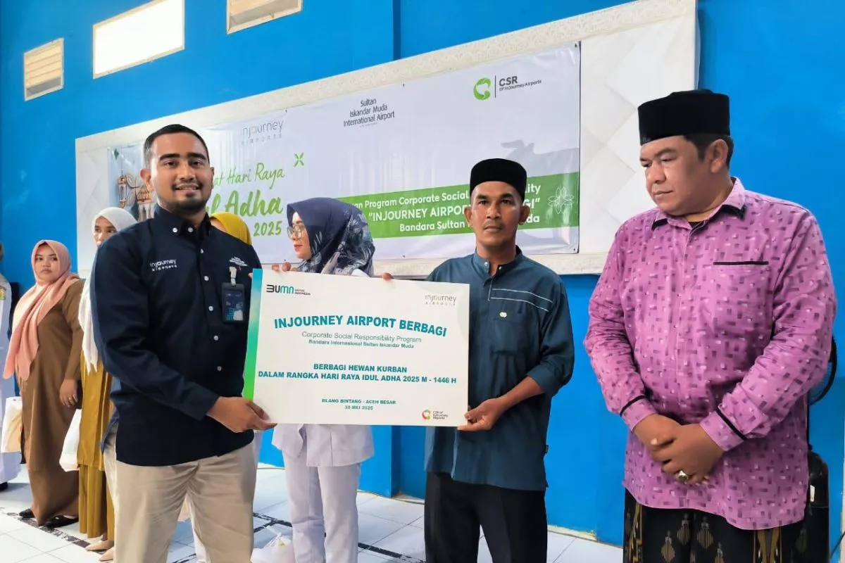PT Angkasa Pura Indonesia Kantor Cabang Bandara Internasional Sultan Iskandar Muda Blang Bintang menyalurkan sebanyak 300 paket sembako dan satu ekor sapi dalam rangka menyambut lebaran Idul Adha 1446 Hijriah. (Foto: Humas bandara SIM)