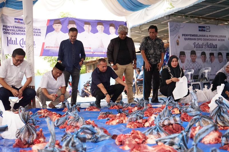 Demokrat Aceh Sembelih 4 Ekor Sapi dan Santuni Anak Yatim