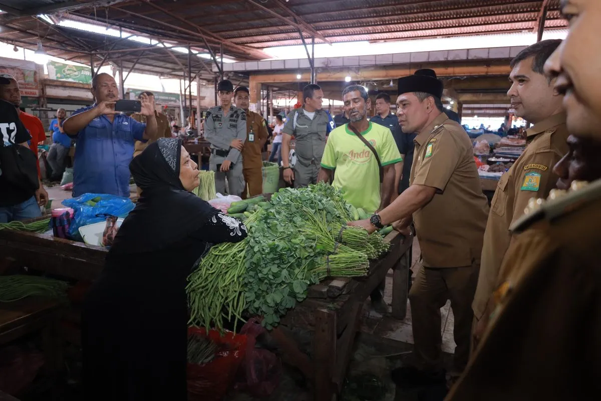 Bupati Aceh Besar berbincang bincang dengan pedagamg di Pasar Induk Lambaro (FOTO: MC Aceh Besar)