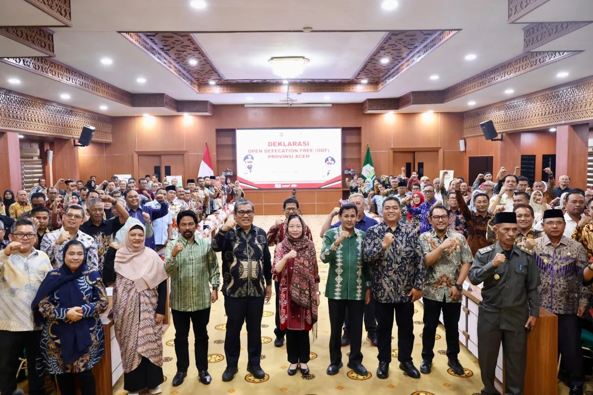 Asisten Perekonomian dan Pembangunan Sekda Aceh Zulkifli bersama Direktur Kesehatan Lingkungan Kemenkes RI Then Suyanti dalam deklarasi Open Defecation Free (ODF) atau Bebas Buang Air Besar Sembarangan Provinsi Aceh di Gedung Serbaguna Setda Aceh di Banda Aceh. (Foto: Humas Aceh)