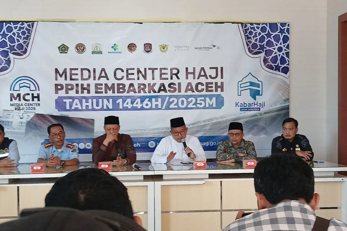 Konferensi pers PPIH Embarkasi Aceh menyambut kepulangan jamaah haji Aceh, di Banda Aceh, Jumat (27/6/2025). (FOTO: ANTARA)