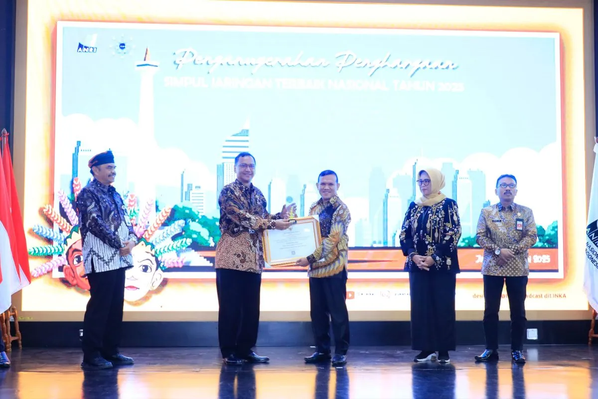 Wakil Gubernur Aceh Fadhlullah saat menerima penghargaan yang diserahkan langsung oleh Kepala Arsip Nasional RI, Dr Mego Pinandito, dalam acara penganugerahan yang berlangsung di Kantor ANRI, Jakarta, Kamis (26/6/2025). (Foto: HUMAS ACEH)