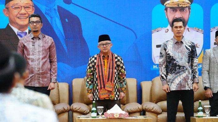 Menteri Pendidikan Dasar dan Menengah RI, Prof Dr Abdul Mu’ti MEd, didampingi Kadisdik Aceh, Marthunis ST DEA dan Plt Sekda Aceh, M Nasir SIP MPA saat menyanyikan lagu Indonesia Raya. (Foto: Disdik)