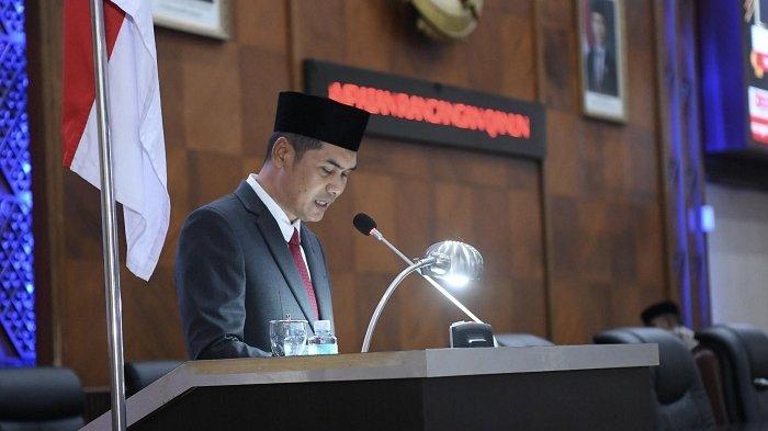Plt Sekda Aceh, M Nasir, menyampaikan Rancangan Qanun Aceh tentang Pertanggungjawaban Pelaksanaan Anggaran Pendapatan dan Belanja Aceh (APBA) Tahun Anggaran 2024. (Foto: Biro Adpim)