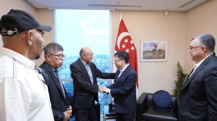 Wali Nanggroe Aceh, Paduka Yang Mulia Tgk. Malik Mahmud Al Haythar, melakukan pertemuan dengan Konjen Republik Singapura untuk Medan, Dr. Edmund Chia, Jumat (20/6/2025) di Kota Medan. (Foto: LWN)