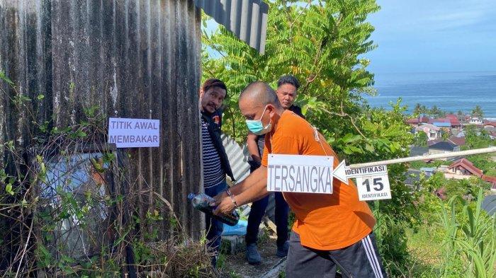 Adegan rekonstruksi proses pembakaran rumah dengan memakai minyak pertalite di Puncak Gemilang, Gampong Lhok Bengkuang Timur, Aceh Selatan, Jumat (13/6/2025). (Foto: Ist)