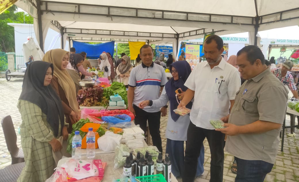 Sekretaris Dinas Pertanian dan Perkebunan (Distanbun Aceh, Zulfadli (kedua kanan) saat meninjau pedagang di pasar tani, pada Rabu 4 Juni 2025. (Foto: Nukilan/Rezi)
