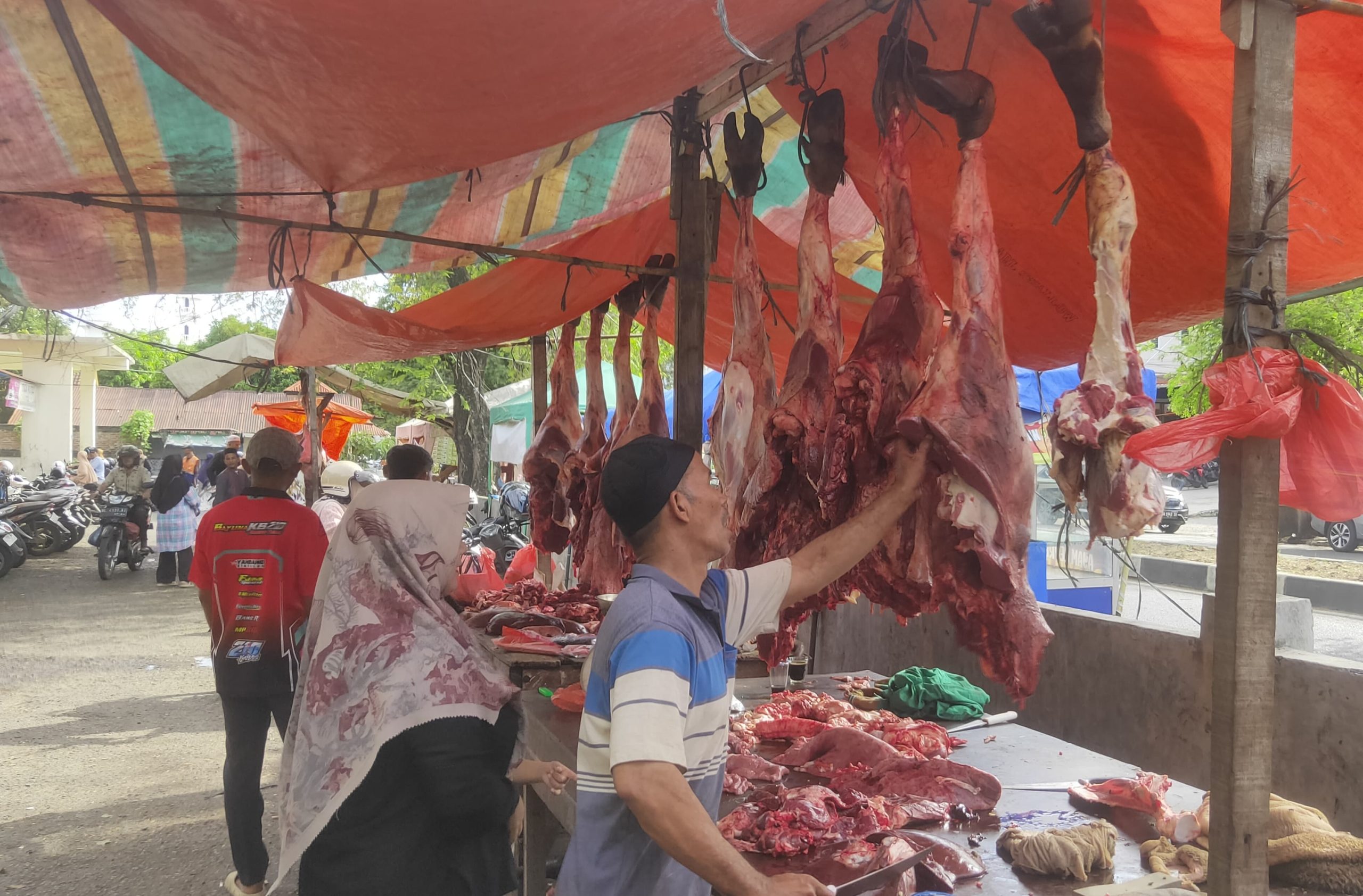Penjual daging di pasar Gampong Ateuk, Banda Aceh, pada Kamis 5 Juni 2025. (Foto: Nukilan/Rezi)