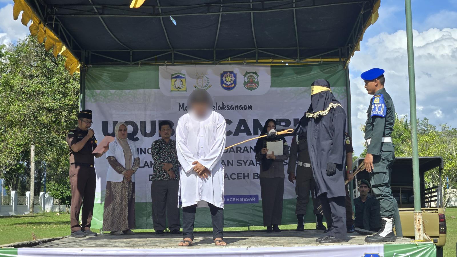 Pelaksanaan eksekusi cambuk terhadap dua pelaku maisir di Aceh Besar, pada Jum'at 13 Juni 2025. (Foto: For Nukilan)
