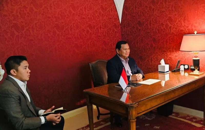Presiden RI Prabowo Subianto, didampingi Sekretaris Kabinet Teddy Indra Wijaya, memimpin langsung rapat terbatas terkait dinamika empat pulau di Provinsi Aceh dan Sumatra Utara. (Foto: Jakartaterkini)