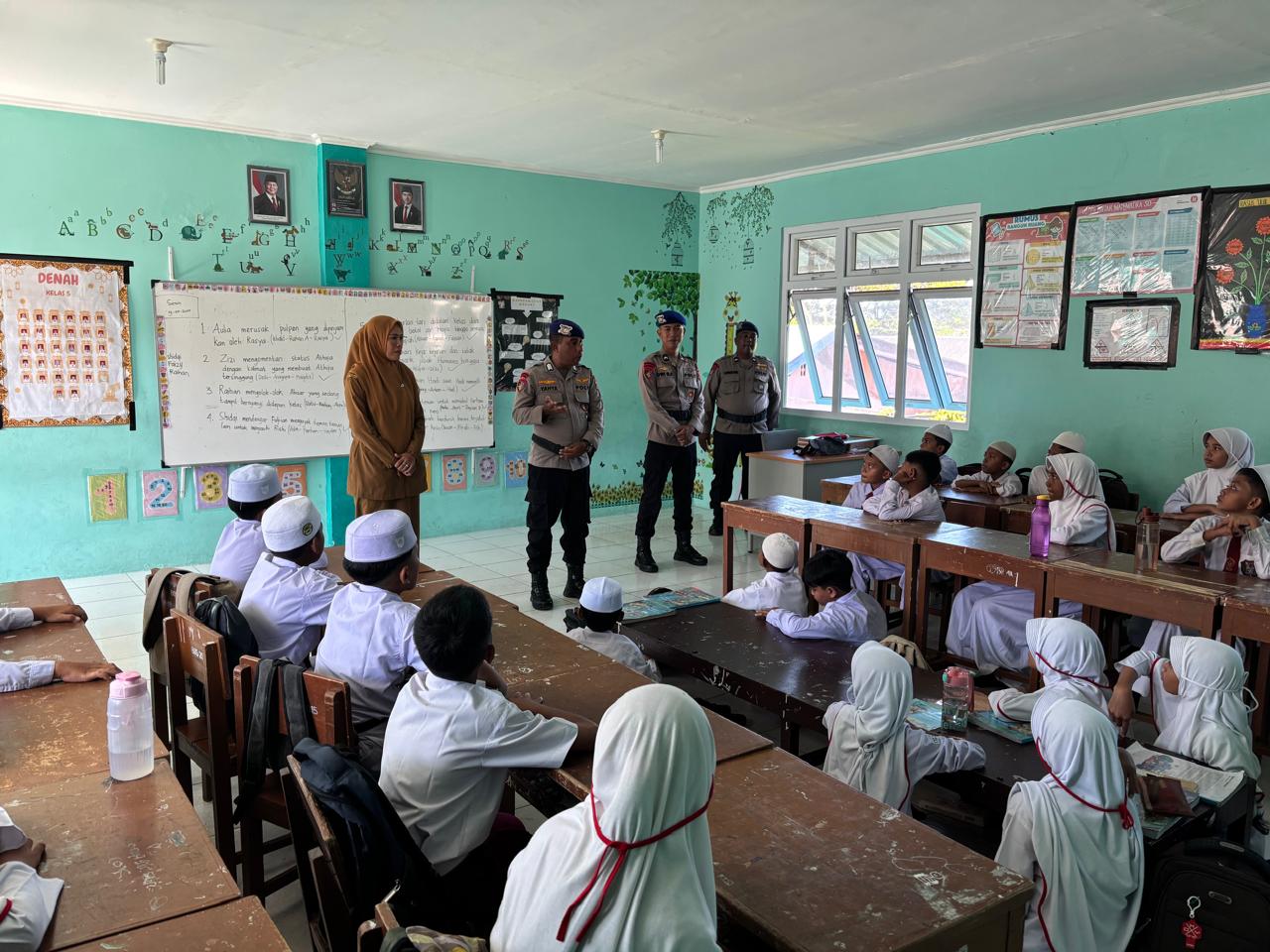 Ditpolairud Polda Aceh Saweu Sikula: Edukasi Pelajar tentang Pentingnya Kebersihan Pantai