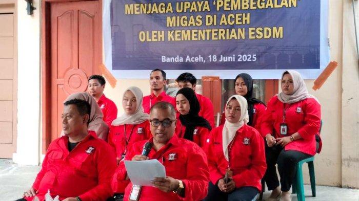 Konferensi Pers YARA Terkait Pengelolaan Migas Aceh. (Foto: Serambi)