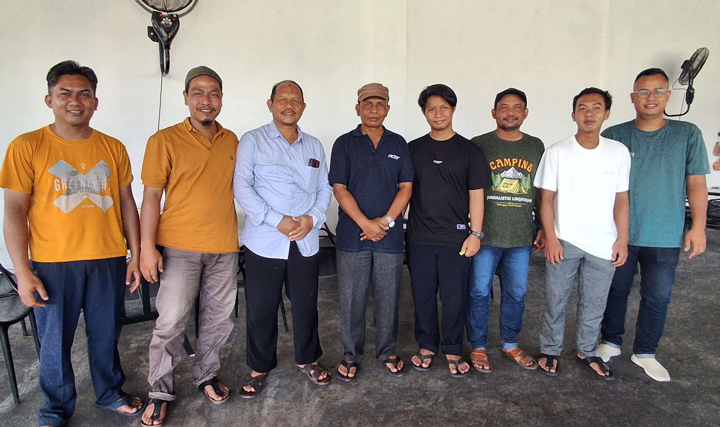 Akademisi Universitas Samudera (Unsam) Kota Langsa, M Yakob, M.Hum (tiga kiri), foto bersama saat berkunjung ke Aceh Barat, Sabtu (28/6/2025). (Foto: RRI)