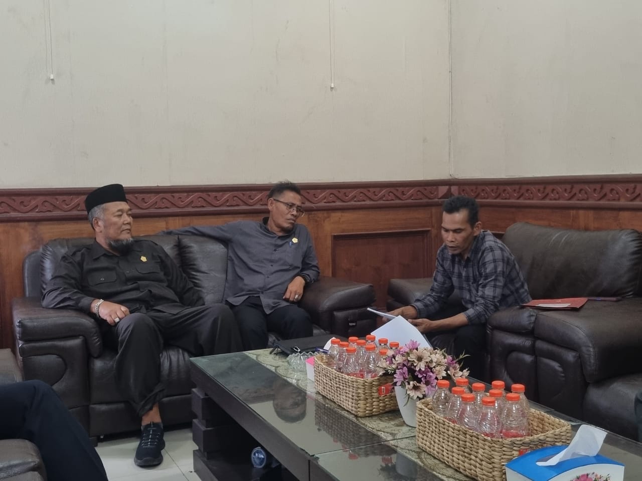 Wakil Ketua DPRK Aceh Tengah Terima Tokoh Masyarakat Pameu. (Foto: For Nukilan)