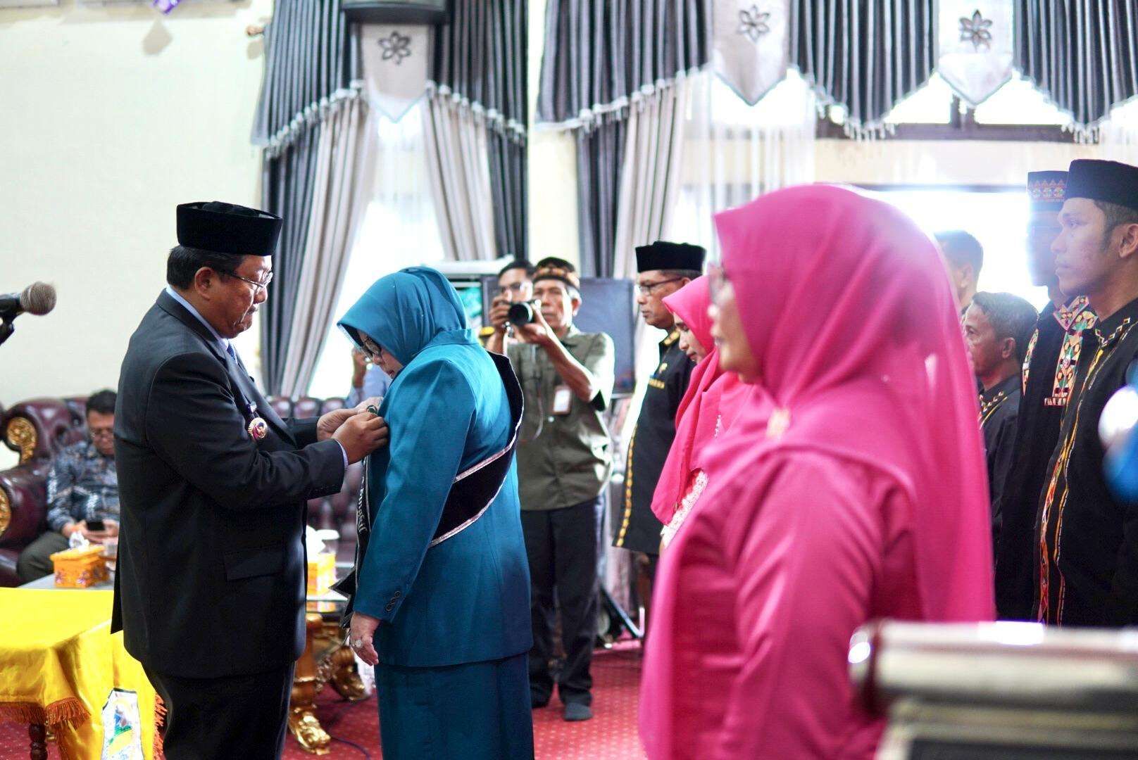 Bupati Aceh Singkil Lantik Hj. Habibatussania sebagai Ketua PKK, Bunda PAUD, dan Ketua Dekranasda. (Foto: RRI)