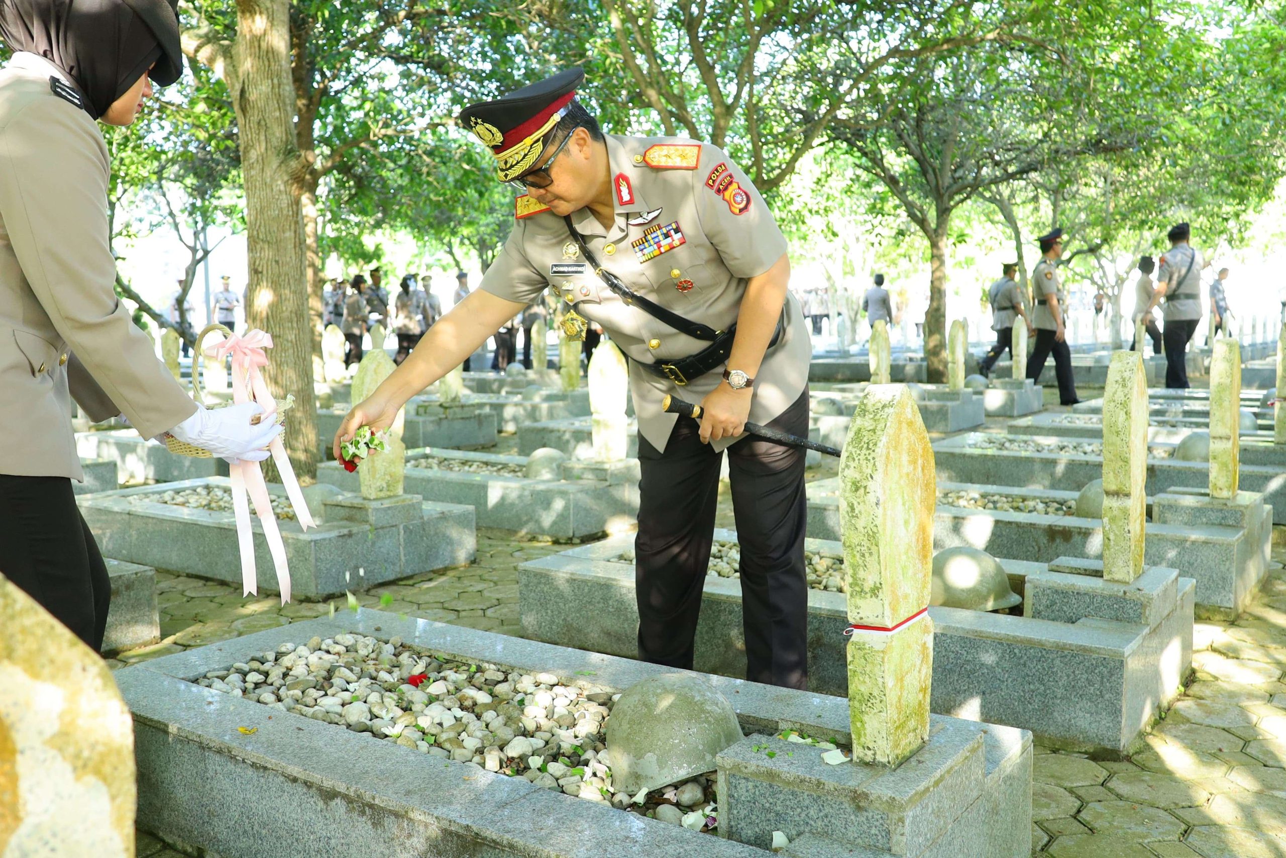 Kapolda Aceh Irjen Pol. Achmad Kartiko saat melaksanakan tabur bunga di Taman Makam Pahlawan (TMP) Banda Aceh, pada Senin (23/6/2025). (Foto: Polda Aceh)