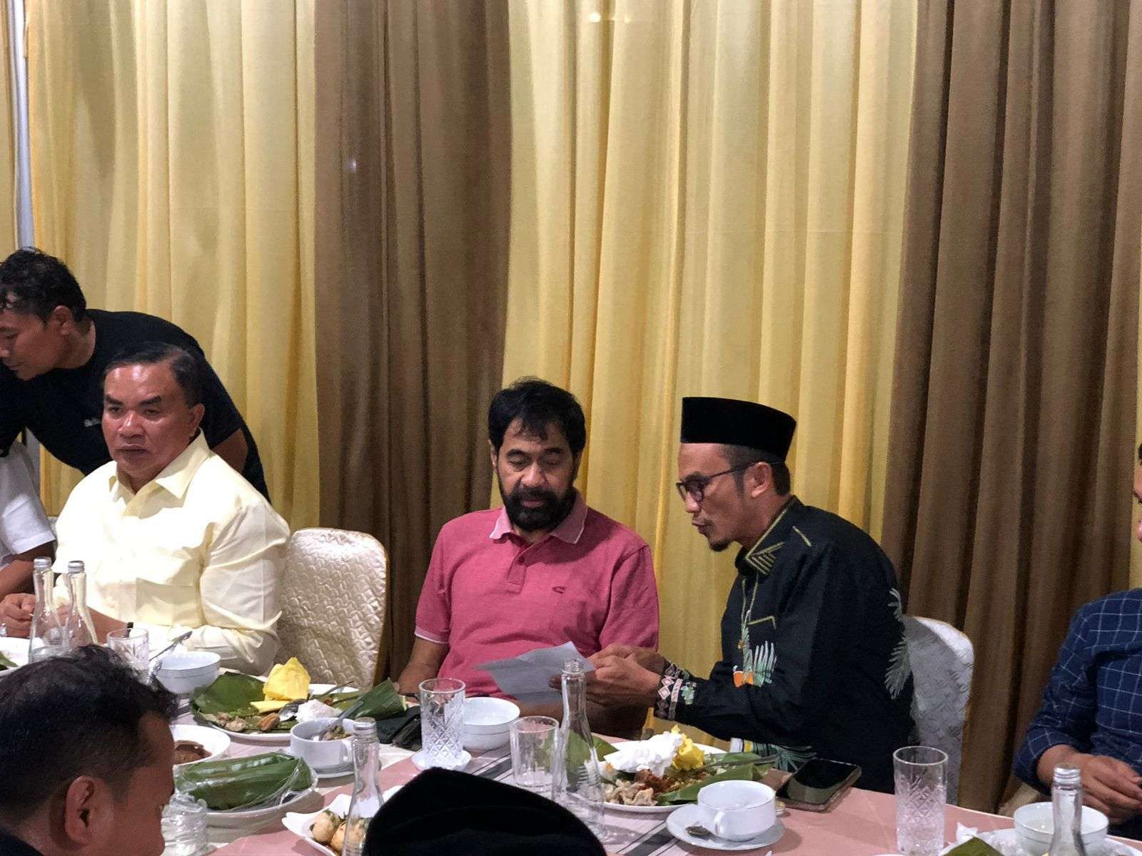 Gubernur Aceh, Muzakir Manaf, bersama Wali Kota Subulussalam, Rasyid Bancin saat bersilaturahmi dan membahas pembangunan jalan Gelombang-Muara Situlen. (Foto: RRI)