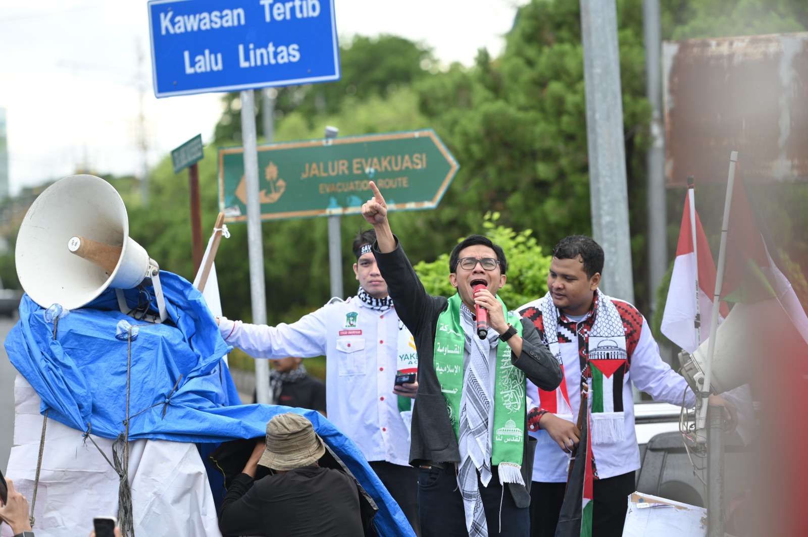 Ketua Dewan Perwakilan Rakyat Kota (DPRK) Banda Aceh Irwansyah ST ikut turun ke jalan dalam aksi bela Palestina yang berlangsung di Banda Aceh, Minggu (22/6/2025) (Foto: Humas DPRK Banda Aceh)